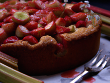 Gâteau à la rhubarbe et fraises