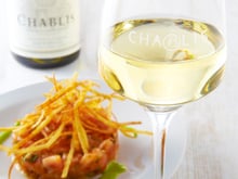 Tartare de saumon, crème de cresson et pommes paille