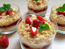 Verrines à la crème pâtissière aux fraises et crumble