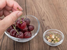 Comment dénoyauter des cerises facilement ?