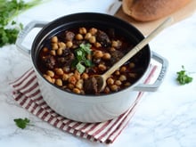 Oubliez le Bourguignon : ce mijoté de boeuf aux pois chiches est plus économique et sa viande encore plus fondante!
