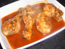 Cuisses de poulet marinées à la sauce tomate
