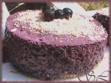 Mousseux parfait à la myrtille sur lit de biscuit roses de Reims