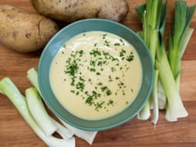 La soupe poireaux-pommes de terre : voici notre recette notée 4.9/5 pour réaliser ce délicieux potage parmentier !