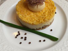 Tartare de Noix de Saint-Jacques comme une cheesecake au cheddar et haddock