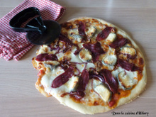 Pizza chic aux magrets de canard fumé, crottin de chèvre et oignon rouge