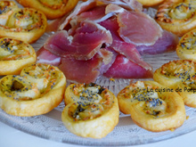Palmier au chèvre et basilic garni de graines de pavot