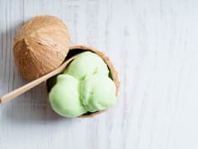 Cette glace antillaise au lait de coco et citron vert à faire sans sorbetière va vous régaler cet été