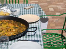 Pas de chorizo, pas de crevettes : voici la vraie recette de la paella espagnole comme là-bas