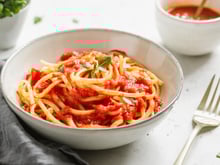 Pâtes : faut-il verser la sauce dessus ou les plonger dedans ?