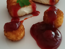 Camembert frit, coulis groseille-ketchup