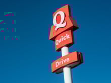 Quick surfe sur la vague du crousty : la chaîne lance sa propre recette et une version burger du plat junk du moment