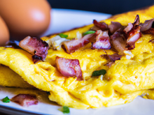 Omelette cheddar gruyère et lardons fumés