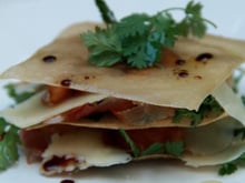 Mille-feuilles croustillant de cantal, herbes pancetta et poêlée de mirabelles