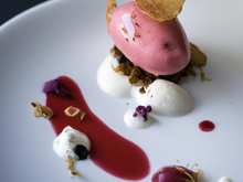 Pétales de cassis, glace au pain d'épices, coulis de vin rouge