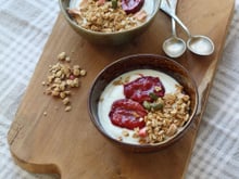 P’tit déj de saison : quetsches poêlées, yaourt de brebis et crumble