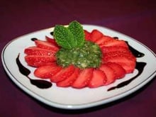 Carpaccio de fraises et son pesto sucré de menthe