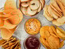 Yuka dévoile son classement 2025 des biscuits apéritif à choisir en supermarché !