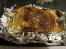 Papillotes de saumon au miel, curry et compotée d'oignons
