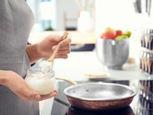 Alerte conso : cette huile de coco très populaire rappelée en urgence car elle contient des substances dangereuses