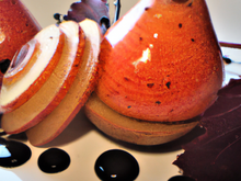 Poire rôtie à la liqueur de coquelicot de Nemours, farcie aux macarons