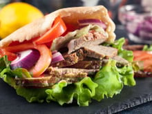 Pourquoi appelle-t-on les kebabs des sandwichs grecs ?