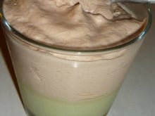 Mousse de crevettes sur un lit d'avocat