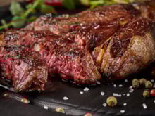 "C'est ce qui va colorer la viande" :  l'étonnante technique de ce chef strasbourgeois pour cuire ses entrecôtes