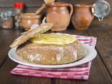 Fondue de camembert dans un pain