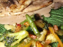 Filet de poulet, sauce aux poivres, petits légumes poêlés