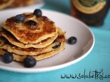 Pancakes aux flocons d'avoine, cottage cheese et myrtilles