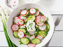 Salade de radis au concombre et aneth, sauce au yaourt grec