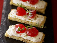 Tartine de harcha aux figues séchées, crème de buchette de chèvre et marmelade de tomates au thym