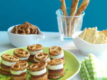 Sandwichs de bretzels au chorizo, melon et mozzarella