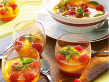 Soupe de pêches et de framboises à l'infusion de gingembre