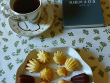 Petits fours pour le café, conversations, madeleines, pommes d'amour