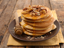 Pancakes au yaourt, miel, noix et amandes