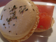 Macarons à la gelée de tomate et basilic