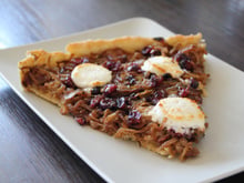 Tarte aux oignons caramélisés, cranberries et chèvre frais