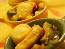 Noix de st jacques poêlé au caramel d'agrume & son tartare de fruits  sur lit vert parfumé au poivre Sichuan