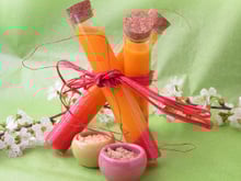 Potion magique ou smoothie mangue, carottes, fraises, jus de betteraves et épices