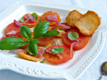 Carpaccio de tomates, basilic et croûtons frits