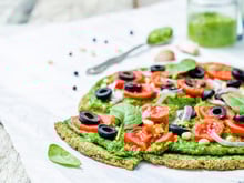 Voici une pizza façon Margarita légère et bluffante grâce à une base de courgettes