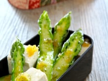 Asperges vertes et tofu en vinaigrette de thé