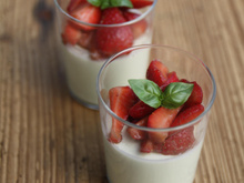 Panna cotta au basilic, fraises au balsamique