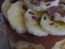Petits entremets au chocolat, spéculoos et bananes