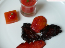 Bœuf teriyaki tomate-fraise, tomate et pastèque snackées, bonbon tomate et soupe de tomate et pastèque à l'estragon