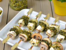 Brochette de fromage de tête aux herbes folles et champignons de Paris, panée aux pistaches