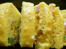 Cake petits pois, lardons, sauge et curcuma