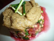 Méli-Mélo Tomates Courgettes en vinaigrette de betterave et basilic, purée d'aubergines aillée